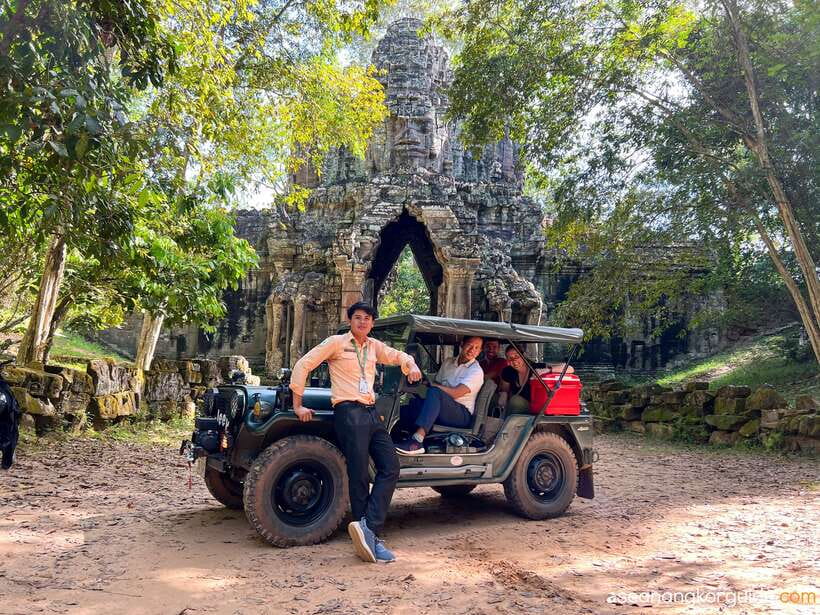 Siem Reap: Angkor Wat Sunrise and Market Tour by Jeep - Sras Srang and a real Khmer breakfast