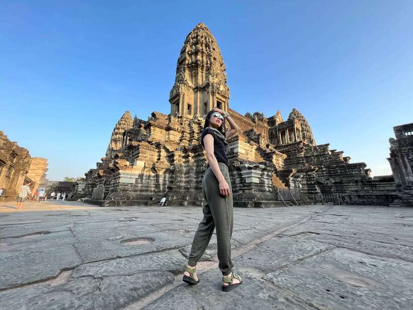 Siem Reap: Angkor Wat Sunrise and Market Tour by Jeep - Shopping and snacks at a Siem Reap market