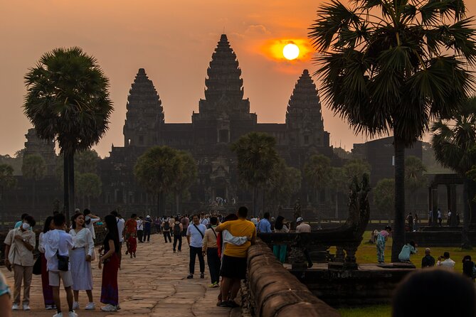 Siem Reap: Angkor Wat Sunrise & Explore Angkor Temples With Guide - Breakfast beside the Srah Srang reservoir