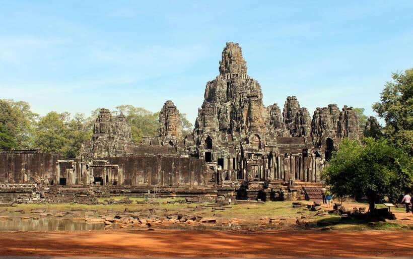 Siem Reap: Angkor Wat Sunrise Tour With Small Group - Tonle Om Gate offers a short photo break