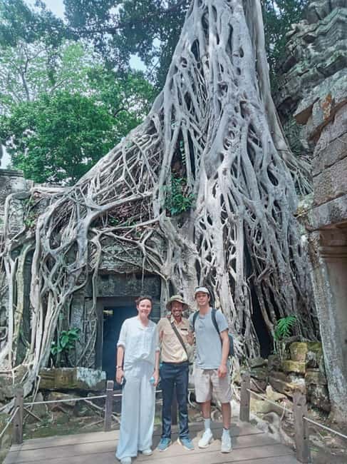 Siem Reap: Angkor Wat Tour with French-Speaking Guide - Angkor Thom through the Victory Gate