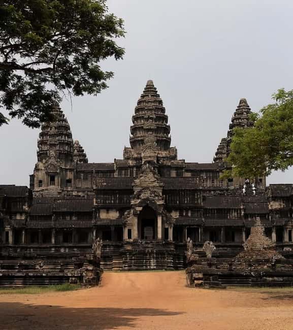 Siem Reap: Angkor Wat Tour with Italian-Speaking Guide - Angkor Thom, Victory Gate, and the smiling Bayon
