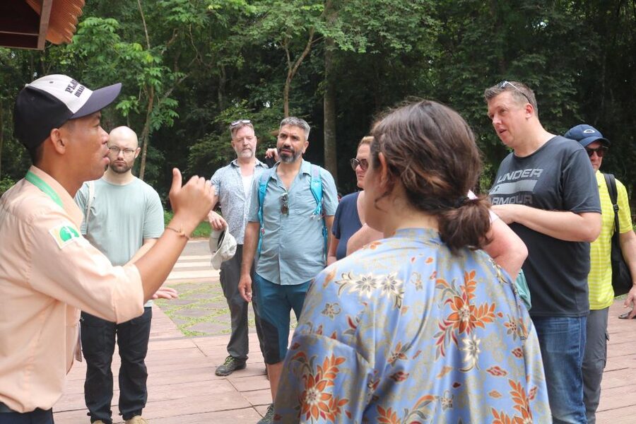 Siem Reap: Angkor Wat with German or English Guided Tour - Angkor Thom begins at the gods and demons gate