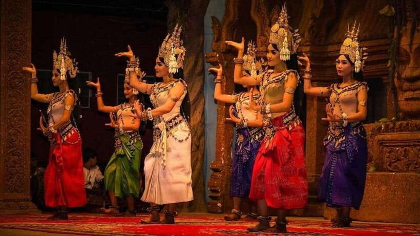 Siem Reap: Apsara Dance Show and Dinner with Hotel Pickup - Arriving at the dinner theater