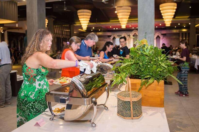 Siem Reap: Apsara Show Including Dinner & Hotel Pickup - Who will enjoy this evening most