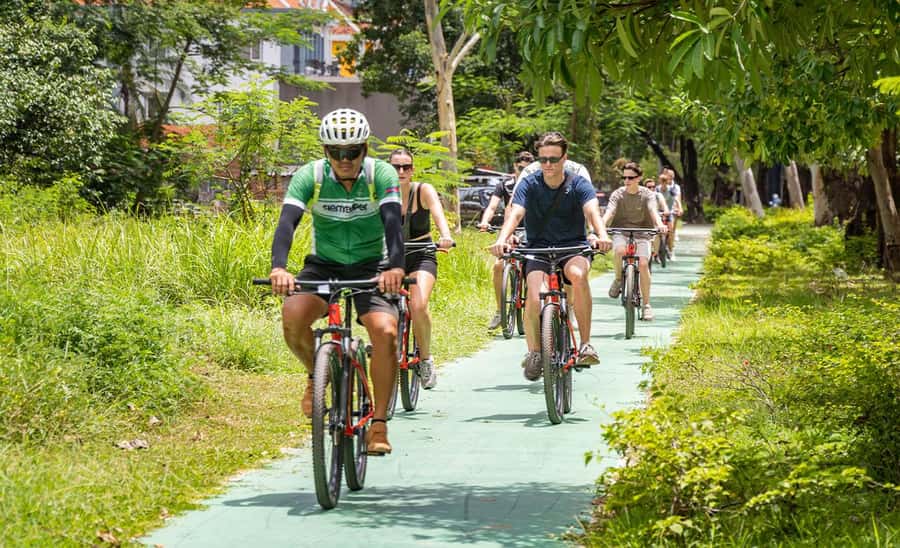 Siem Reap City Haft Day Bike Tour - A serious stop at Wat Thmey
