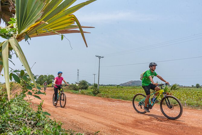 Siem Reap: Countryside Sunset Bike Tour / E-Bike or Tuk Tuk - A traditional village with time to look around
