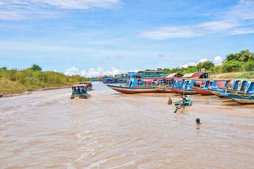 Siem Reap: Floating Village and Sunset Private Boat Tour - A family home among rice paddies