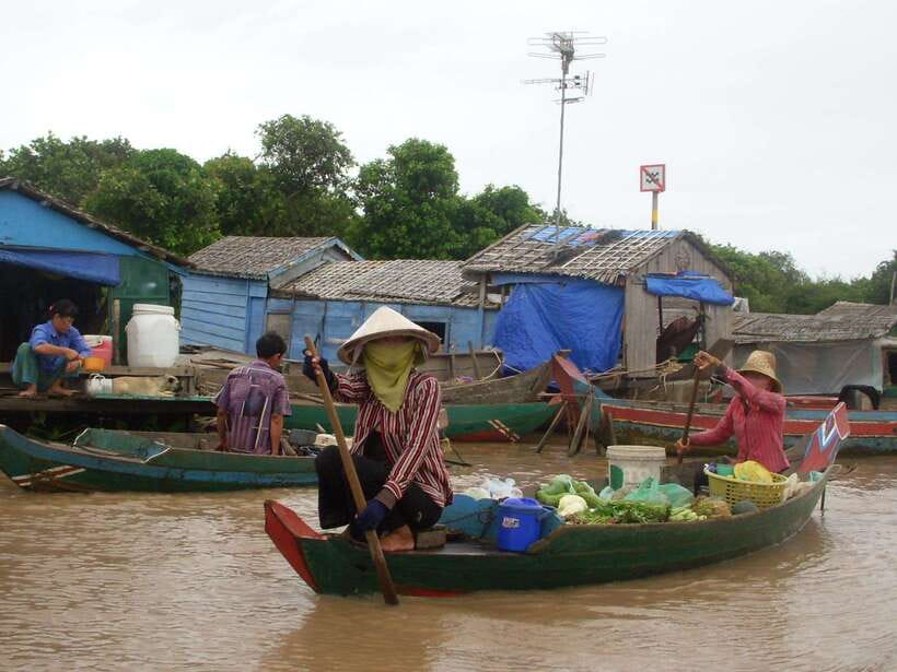 Siem Reap: Floating Village Tour - Boarding the flat-bottomed boat