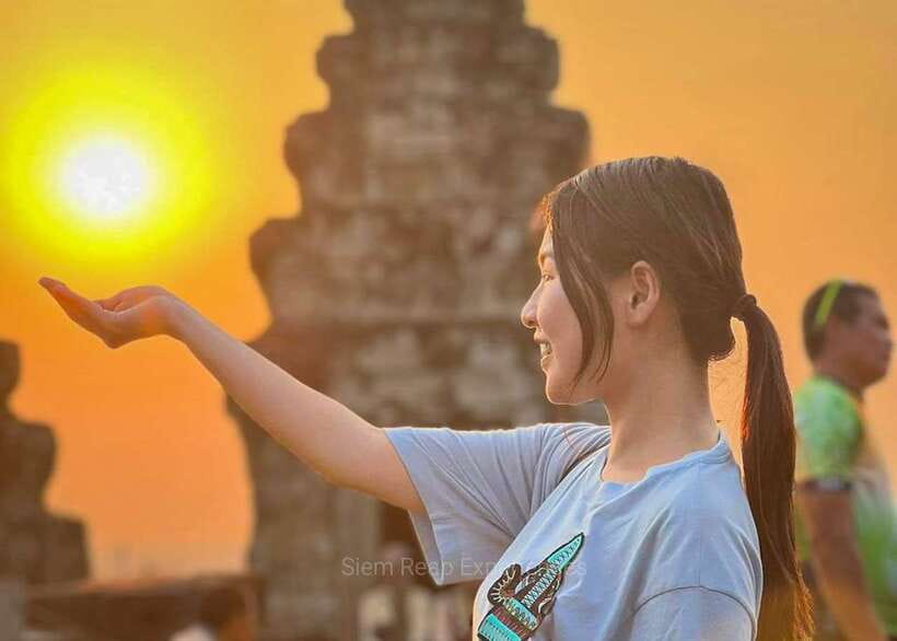 Siem Reap: Full-Day Angkor Wat Guided Tour with Sunset - Phnom Bakheng and the sunset finish