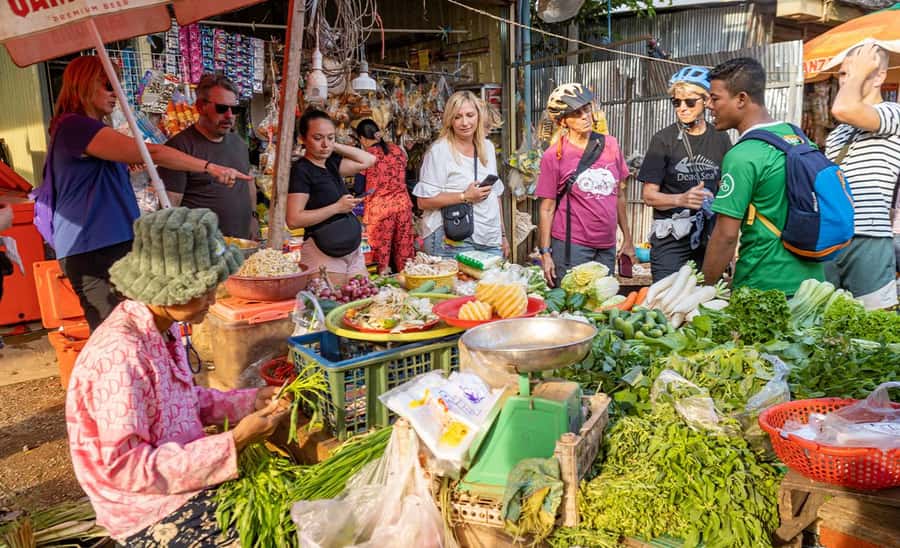 Siem Reap: Guided Countryside Bike Tour - A local market and Cambodian snacks