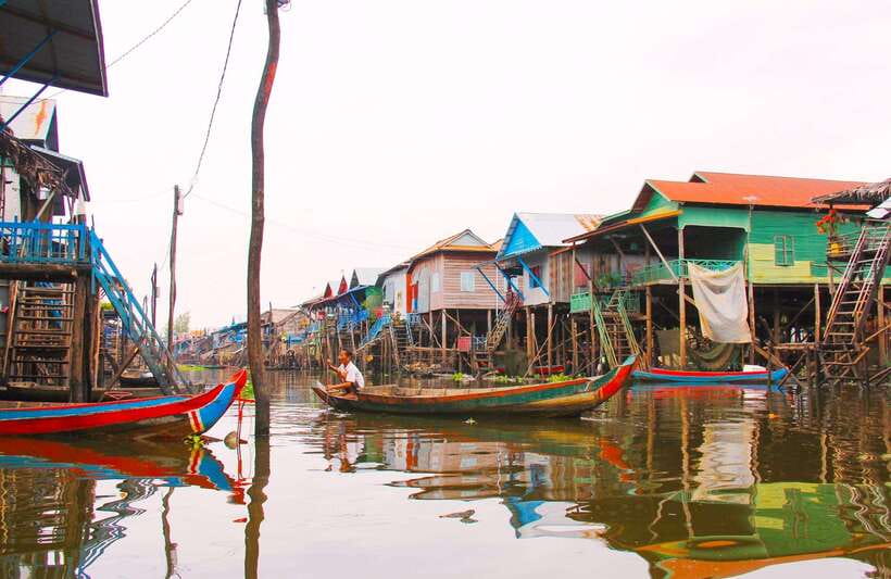 Siem Reap: Half-Day Kampong Phluk with Sunset, Boat & Guide - Entering Kampong Phluk by motorboat