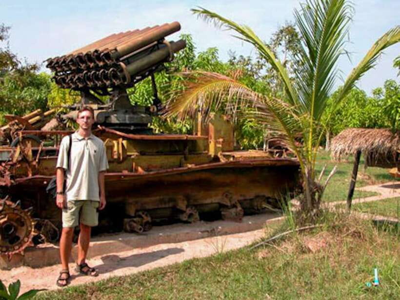 Siem Reap: Khmer Rogue, War museum &landmine museum Day Tour - Wat Thmei and the human cost of the Khmer Rouge