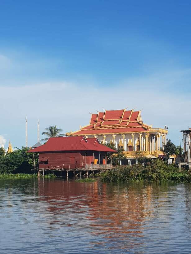 Siem Reap: Kompong Khleang Floating Village Guided Tour - The market and the rhythm of daily life
