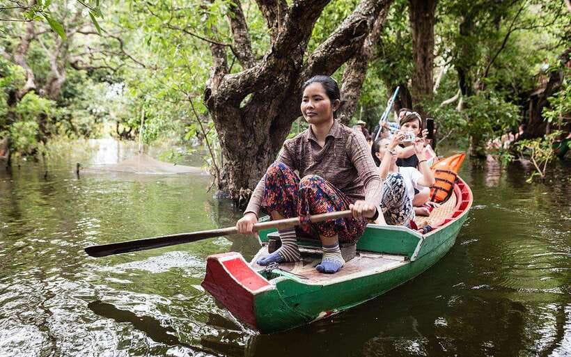 Siem Reap: Kompong Phluk Floating Village Half-Day Tour - Entering Kompong Phluk by motorboat