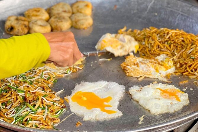 Siem Reap: Local Street Food Experience by Tuk-Tuk - A local beer makes a relaxed final stop