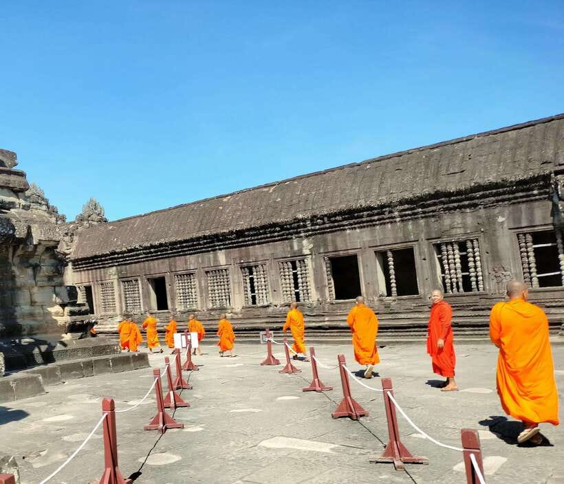 Siem Reap Private Tour: Angkor Wat Sunrise And Banteay Srei - Guide style and the human touch