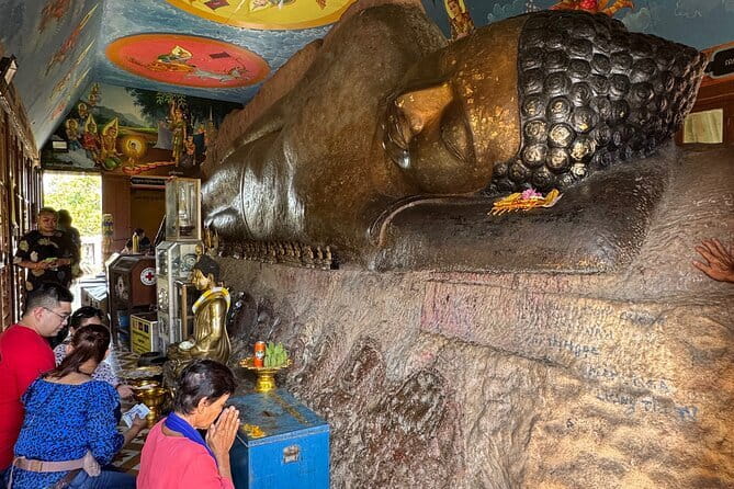 Siem Reap to Phnom Kulen: Waterfalls & 1000 Lingas Tour - Reading the River of 1000 Lingas