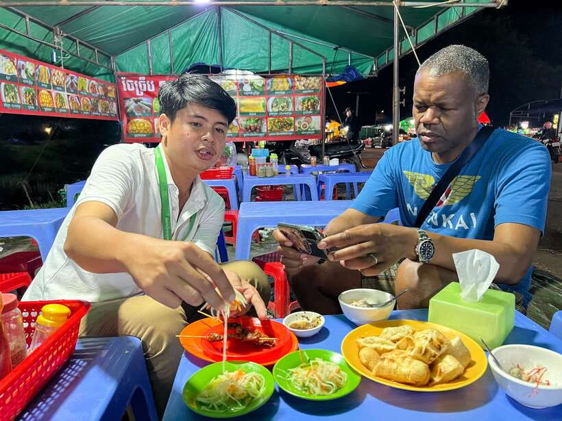 Siem Reap: Tonle Sap and Kampong Phluk Tour with Street Food - Boarding the wooden boat at Kampong Phluk