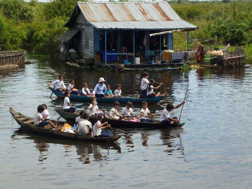 Siem Reap: Tonle Sap, Kampong Phluk & Floating Village Tour - The optional canoe through the flooded forest