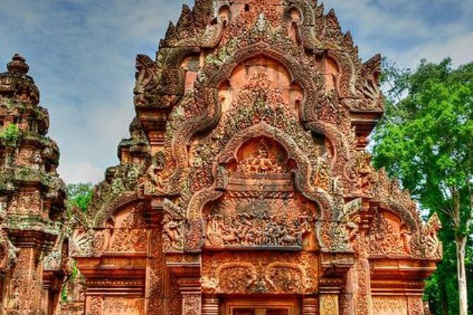 Siem Reap Tour: Angkor Wat Sunrise, Bayon, Ta Prohm, Banteay Srei - Bayon puts faces at the center