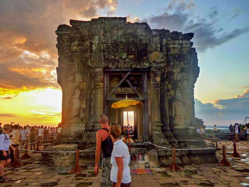 Small-Group Full Day Angkor wat Guide tour with Sun set - Phnom Bakheng sunset: a fitting but busy finish