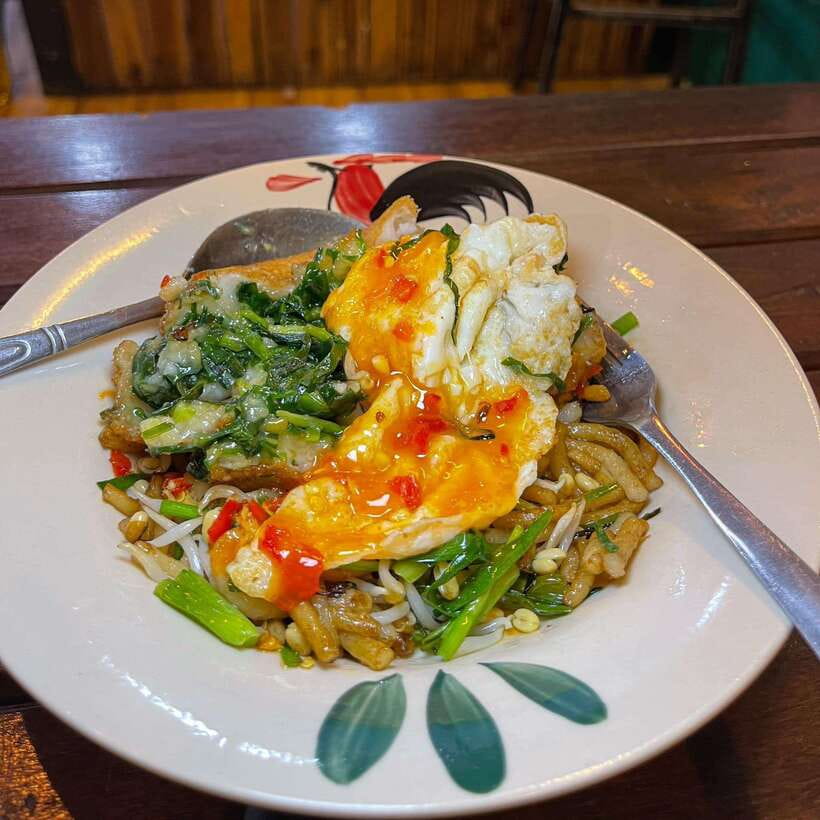Street Food Tour and Phare Circus with Tuk-Tuk Transfers - Siem Reap night market and the insect test
