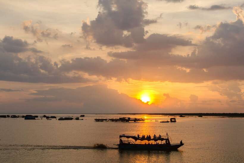 Sunset Dinner Tour: Tonle Sap Lake Floating Village - Boarding the mini Tara boat