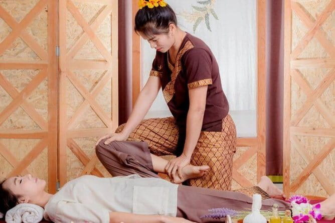 Traditional Head, Back & Shoulder Massage in Siem Reap - Natural oils, circulation, and relaxation