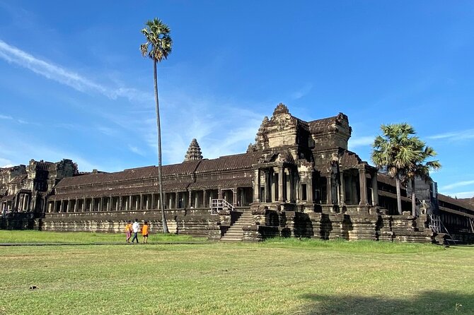 Transfer from Siem Reap Airport to Hotels in Siem Reap - Finding your driver at the arrivals exit