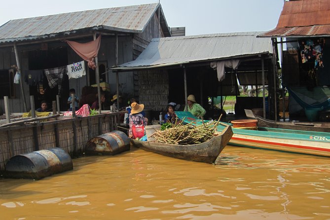 War Museum, Killing Field and Floating village ( Chong Kneas) Tour - The lotus farm stop beside the rice fields